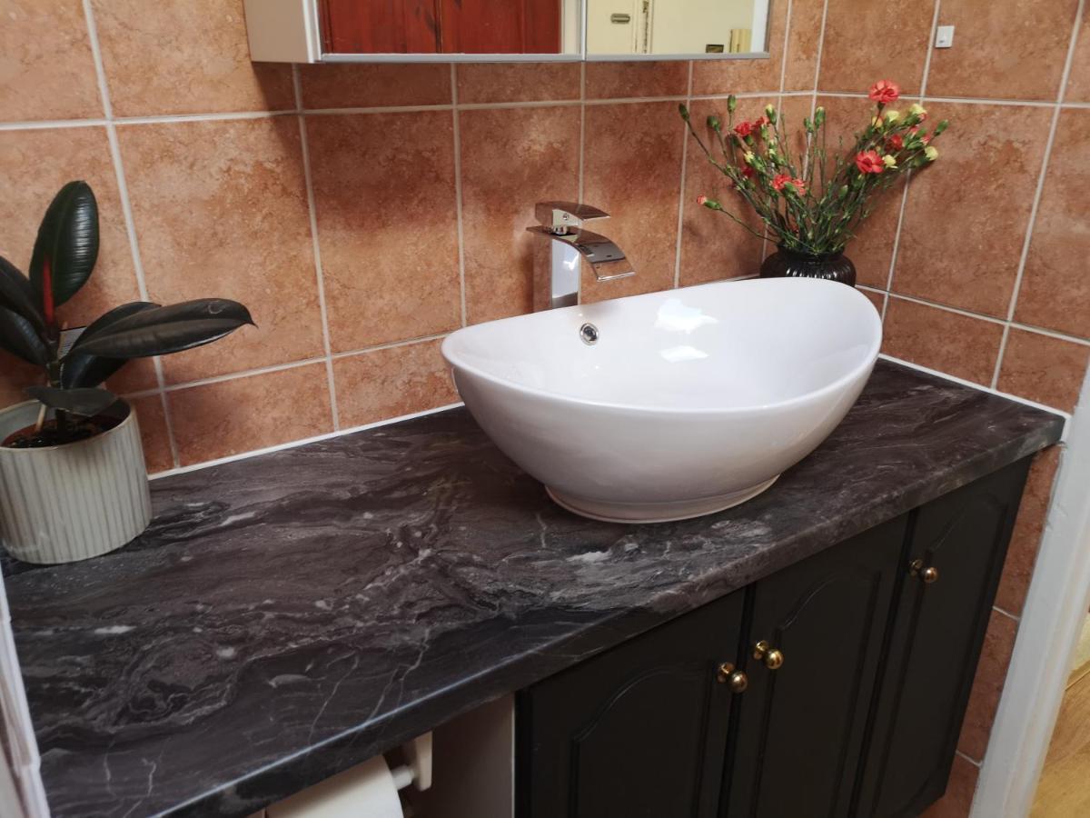 2 Bed Flat, Bounds Green, Piccadilly Line, London N11 ภายนอก รูปภาพ